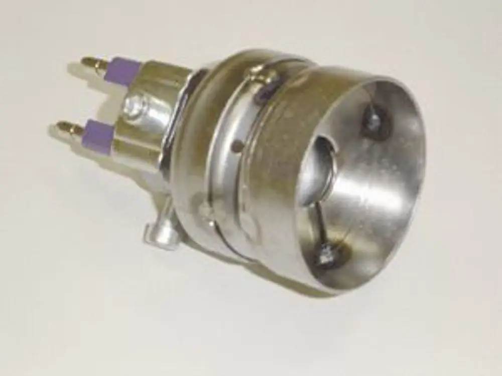 Remeha Flammkopf aus Metall mit zwei elektrischen Anschlüssen und einem Anschluss für die Steuerung. Das Produkt ist zylindrisch und hat eine Öffnung an der Vorderseite.